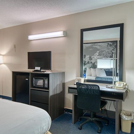 Super 8 By Wyndham Sturgis Hotel Ngoại thất bức ảnh