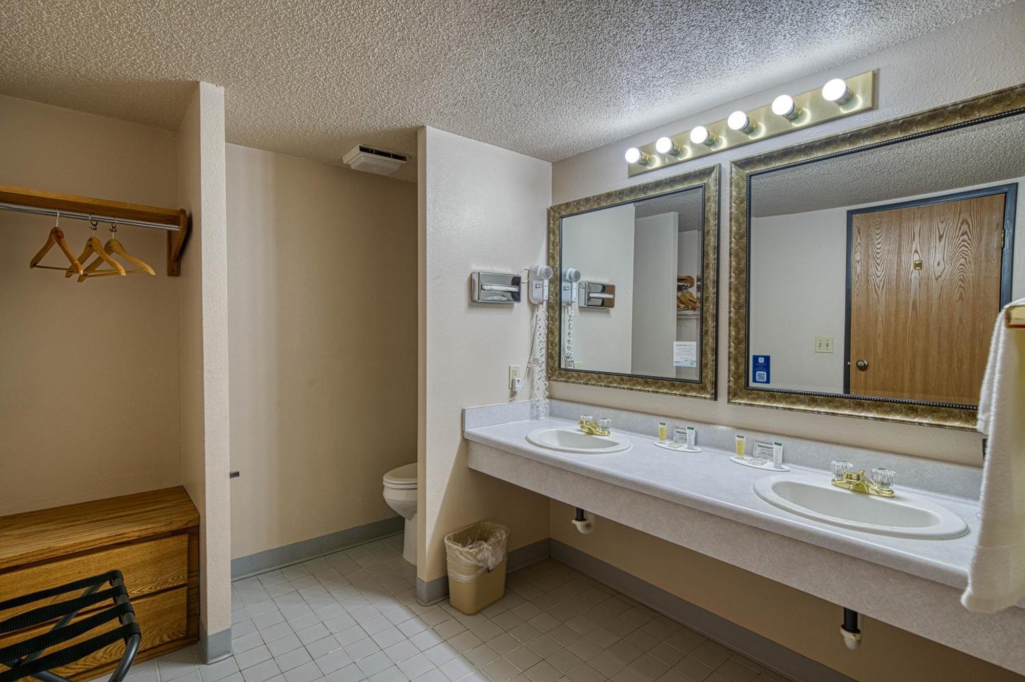 Super 8 By Wyndham Sturgis Hotel Ngoại thất bức ảnh